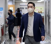 검찰, '선거비용 20억원 사적 남용 의혹' 강용석 변호사 불구속 기소