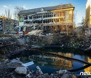우크라 전력회사 "러 공격으로 여전히 전력망 40% 파괴된 상태"
