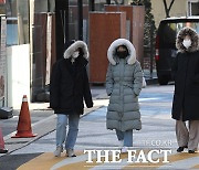 [오늘의 날씨] 12월 첫날도 전국 '꽁꽁'…서해안·제주도 눈