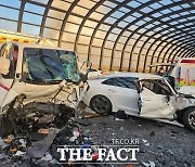 청주 개신동 고가도로서 승용차-1톤 화물차 추돌… 4명 중상