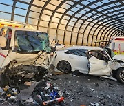 청주 고가도로서 1t 화물차와 승용차 충돌…4명 부상
