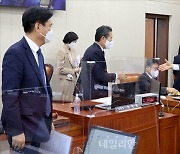 "독재하냐" "윤대통령이나 똑바로"…'방송법 상정' 과방위서 여야 충돌