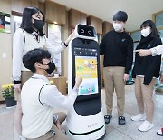 "클로이야 학교가자"...'로봇' 방점 찍은 LG전자, 디지털 교육 돕는다