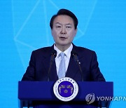 [속보]尹대통령 "복합위기 극복하려면 과학·수출 입국 지향"