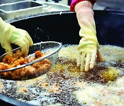 ‘요리 매연’ 흡입…“폐암 의심 급식노동자, 일반인의 35배”