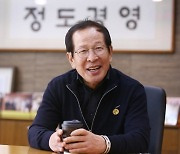 교촌 창업주 권원강 4년 만에 복귀…"상생·정도·책임 경영으로 100년 기업 만들 것"