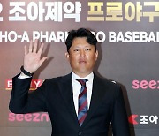 [포토] 김강 코치 '시크한 손인사'