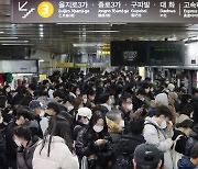 서울지하철 노사 협상 극적 타결…전장연 시위는 그대로