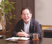 3년만 회장 복귀한 권원강 교촌 창업주 "인재 오고픈 100년 기업"