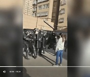 [영상] 무장경찰 홀로 막아선 中여성… '탱크 레이디'