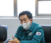 시멘트 업계 관계자와 대화하는 원희룡 장관