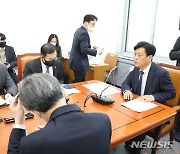 野, '공영방송 지배구조 개선법' 단독 의결…"與가 몽니"