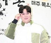 유재환, '예능감 느껴지는 브이' [사진]