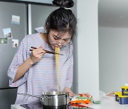 ‘혼밥’ 자주 먹는 여성, 대사증후군 위험 높아진다