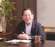 교촌 회장직 복귀한 권원강··· "100년 글로벌 기업 만들 것"