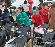 '행사가 뭐길래' 혹한 속 외투 탈의 축하 공연