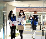 [포토]김영찬 회장,유현주 '따뜻한 마음으로 김치 배달 왔어요'