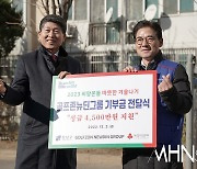 [Ms포토]최덕형 대표이사 '강남구청 이호현 국장에게 기부금 전달'