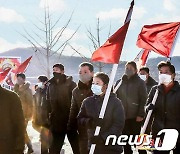 올해 농사에서 성과 거둔 북한 농장원들…"나라의 쌀독 책임"