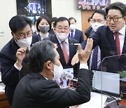 방송법 개정 찬반토론 종료 항의하는 국민의힘