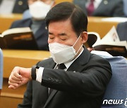 시계 보는 김진표 의장