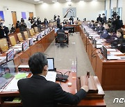 국회 과방위, 여당 퇴장 속 방송법 개정안 통과