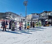 "은빛 설원 질주 신나요"…올시즌 문연 강원 스키장에 3500여명 발길