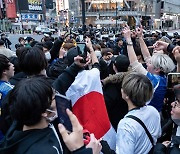 스페인전 승리에 거리로 나온 도쿄 시민들
