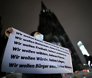 "자물쇠가 아니라 자유" 독일서 우루무치 화재 희생자 추모 시위
