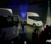 머스크, 테슬라 1세대 전기 트럭 '세미' 공개…"배출가스 감축 목표"