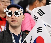 [포토] 한국-포르투갈 '태극기 응원하는 외국 축구팬'