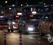 '심야할증 40%' 늘어선 택시…첫날 야간운행 19% 증가