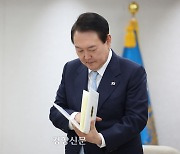 윤 대통령 “화물연대 운송거부로 수출 감소···위기 극복에 힘 모아야”