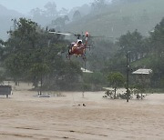 브라질, 폭우로 주택 지붕까지 침수…산사태에 최소 3명 사망