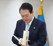 President Yoon Claims Exports Declined Due to the Cargo Truckers’ Strike and Asks for Their Cooperation to Overcome Crisis