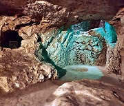 10평 남짓 지하동굴 집터 비좁고 허름… 빗물 받아 식수로