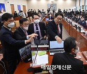 과방위서 방송법 단독처리…권성동 “개판” 정청래 “독불장군”