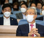 김종인 "장관 하나 경질된다고 '둑 무너진다' 착각하는 듯"