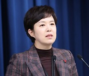 윤대통령 "화물연대 불법행위 끝까지 책임 묻겠다"
