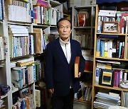 김동리·황순원·카뮈… 작가를 섭렵한 작가, 끝없는 읽기로  문학적 색깔 다듬어[김언호의 서재탐험]