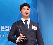 [포토S] 김인환, 프로야구 선배들이 뽑은 최고의 신인!