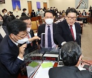 방송법 개정안 찬반토론 종결 투표에 항의하는 국민의힘 과방위원들