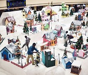 크리스마스 마을 모형 설치하는 인도 쇼핑몰