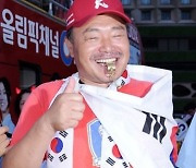 콧수염 깎더니 이젠 '삭발'…'축덕' 김흥국, 16강 진출 공약 지킨다