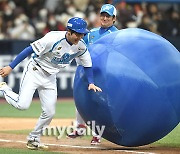 [MD포토] 박종훈 '공에 밀려서 아웃?'