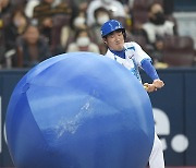 [MD포토] 박종훈 '야구공이 왜 이렇게 커졌지'