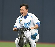 [MD포토] 김태군 '전기자전거, 너무 신나요'