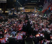 촛불과 피켓 들고 구호 외치는 시민들