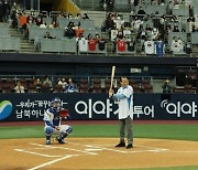 시타하는 권영세 장관···"탈북청소년의 꿈 응원해달라"