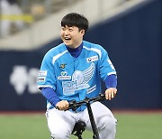 [포토S] 전기 바이크 타는 김재웅, '너무 재미있어!'